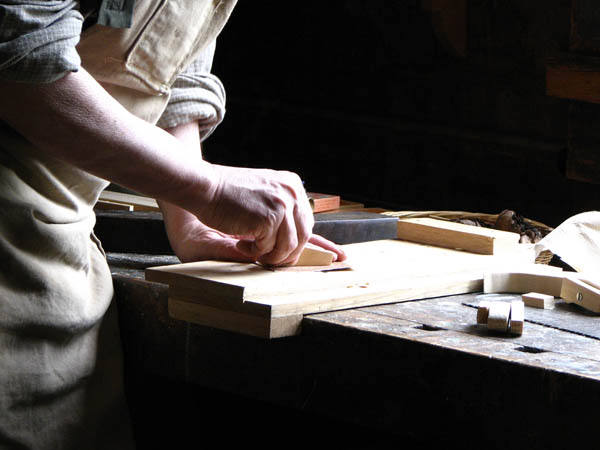 Nacemos de la influencia y formación  heredada en el sector de la <strong>carpintería de madera y ebanistería  en Friol.</strong>